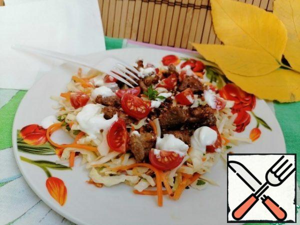 Put the vegetable mixture on a plate, top with Turkey slices, tomatoes, and add your favorite dressing. You can do it without it. The salad itself is quite juicy.