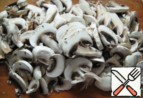 Cut the mushrooms into slices.