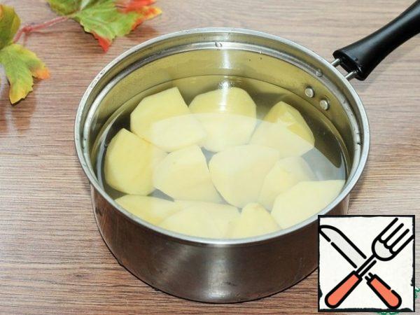 Boil the peeled potatoes in salted water.