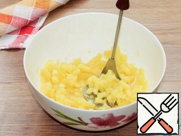Drain the broth, cool the potatoes and mash until smooth.