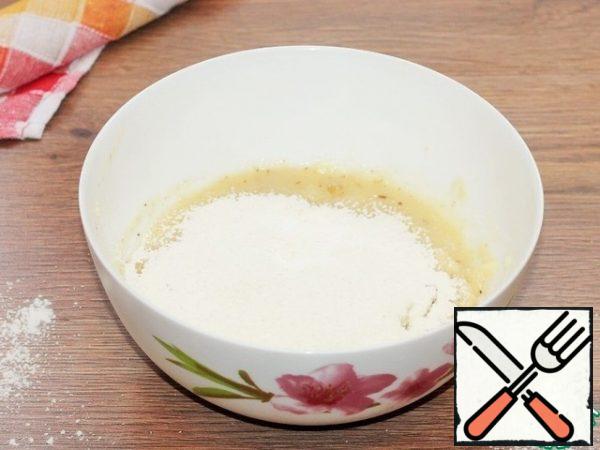 In the liquid oil mixture, mix the flour yeast mixture at the beginning, and then the remaining 430 grams of flour.
Knead the dough, a little sticky to the hands.
