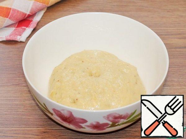 Grease the dough and bowl with vegetable oil (1 tablespoon). Cover the bowl with cling film and put in a warm place to lift the dough 2.5 times.