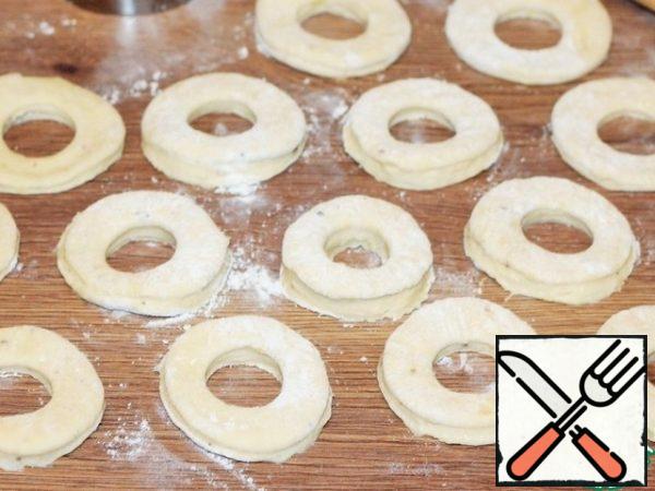 Cover the baking sheet with baking paper and grease with oil.
Spread the buns on a baking sheet and grease the top with liquid sour cream.
Cover the buns with cling film and put the baking tray in a warm place until the buns increase by 2 times.