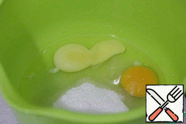 In a bowl, beat the eggs, add sugar, add salt and beat everything with a whisk until fluffy light mass.
