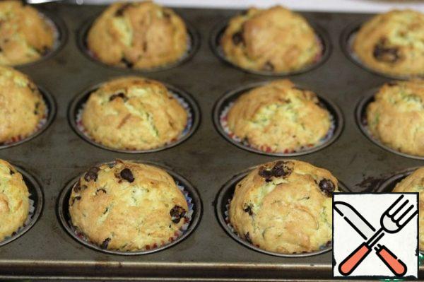 Bake in the oven, preheated to 180 °C, for 20-25 minutes, until the toothpick is dry.