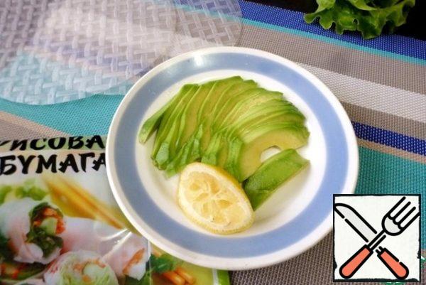 Cut the avocado into thin slices and pour the lemon juice over it so that it doesn't darken.