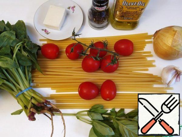 The main thing we'll need is a large frying pan in which the spaghetti will be included in its entirety. If this is not available, you can either break the spaghetti in two, or take any short pasta.
Further, if we take spaghetti with a long cooking time (for example, 15 minutes), then in the process our vegetables will boil better and by the end we can get a sauce-like consistency.
If we take spaghetti with less cooking time, then we get a fresher (summer) taste of vegetables.