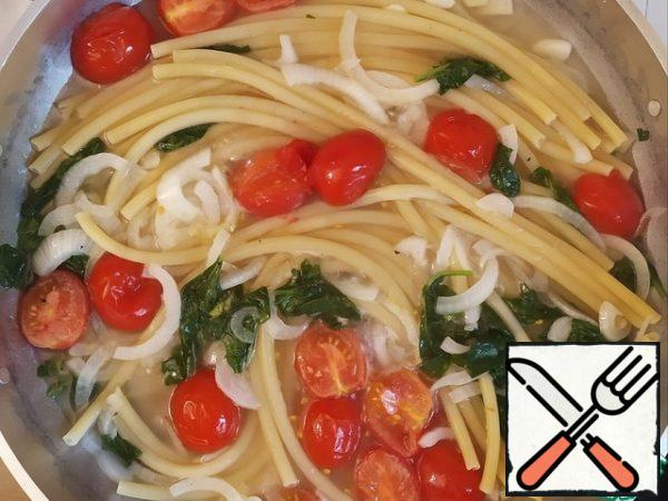 Cook until the spaghetti is ready.
The amount of water can be adjusted depending on the cooking time of your spaghetti - so that by the end of cooking, almost all the liquid has evaporated and we have a light sauce.