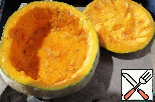 Mix 2 tablespoons of vegetable oil with 1 teaspoon of Provencal herbs and squeezed garlic.

Grease the pumpkin and top (the remaining oil is useful in the process of baking pumpkin with vegetables and meat)
put in a preheated oven to 160 degrees for 50 minutes.

Then transfer the pumpkin to a more convenient form.