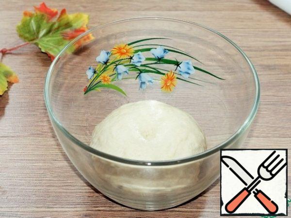 Knead a soft dough that does not stick to your hands. Grease the bowl and dough with vegetable oil (1 tablespoon). Cover the bowl with plastic wrap and place in a warm place to lift the dough 2.5 times.