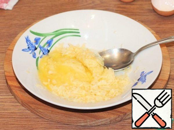 Prepare the filling. Grate hard cheese on a coarse grater. Cheese tasty take on a saltier then. I have two types of cheese: hard and plate, melted.