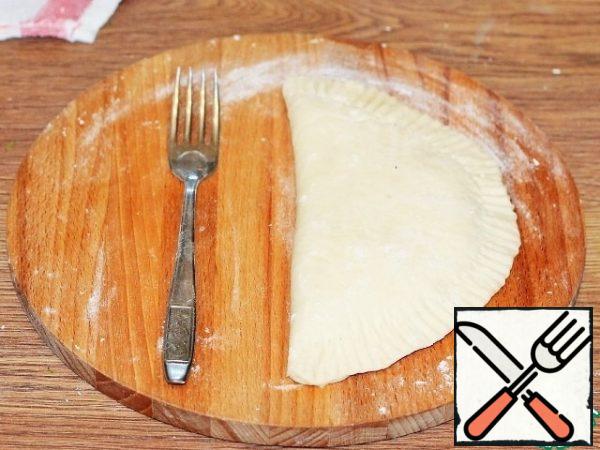 Close the filling, the second half of the tortilla and pinch the edges.