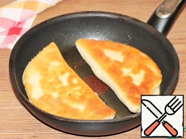 Fry the mekitsi on a low heat in well-warmed oil on each side until Golden. When frying, I did not cover the pan with a lid, but with a divider.