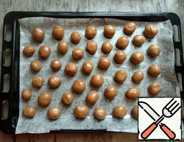 Cover the baking sheet with baking paper, grease with vegetable oil (1 tbsp). From the dough, form small balls, about 1/3 smaller than a walnut. I got 70 pieces. Cook in the oven preheated to 180 gr., 12-15 min.