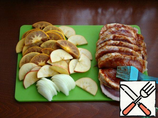 Cut the persimmon, apples and onion into slices or halves.
On the meat, make deep incisions along the entire length, not reaching 2 cm to the end.
Mix the spices, salt, and honey and coat the meat with this mixture.