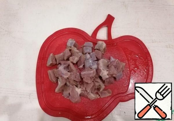 I had a Turkey breast fillet, but you can take a thigh. Cut the Turkey breast into cubes, about 1.5 cm. Add salt and spices and fry in oil for about 10 minutes until tender.