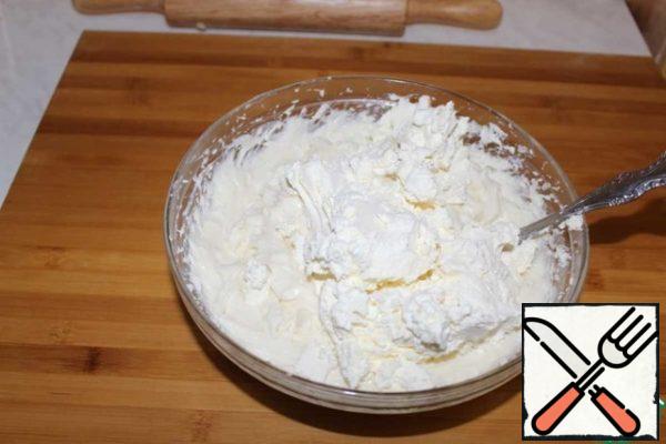 In the cooled cream, add the ricotta and curd cheese in turn. Whisk each time.