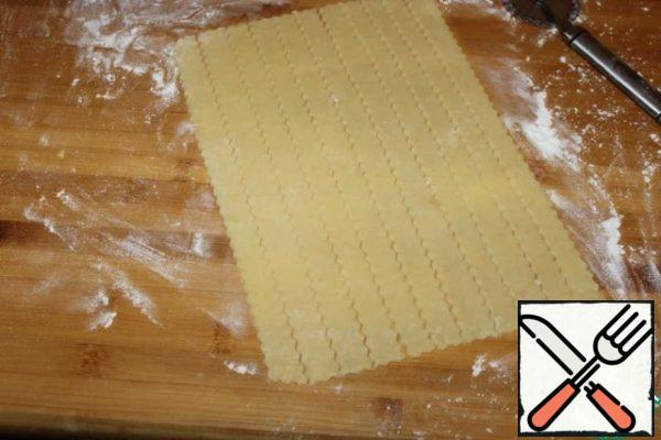 From the remains of the dough, cut the strips.