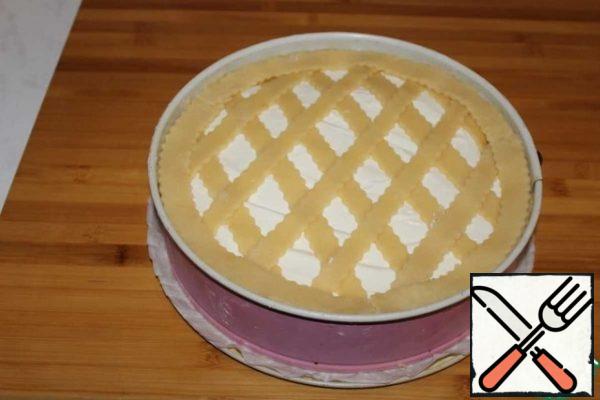 Decorating the cake. Bake at 180C for 45-50 minutes.