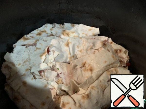 Roll the pita bread in a spiral, put it on the bottom of the slow cooker. Around it - the second roll of pita bread. If it breaks, it's okay.