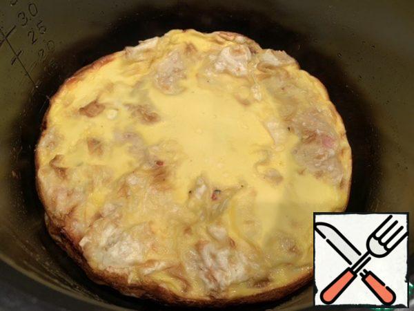 Cook the pie in the "Baking" mode for 50 minutes.