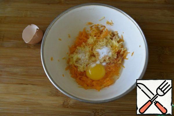 Add the egg, salt, stevia, vanilla essence or vanillin. Of course, you can add sugar to taste, its amount depends on the sweetness of the Apple and pumpkin. Stir with a whisk or spoon.