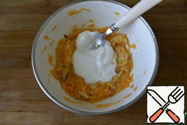 Put yogurt without additives or sour cream, mix.