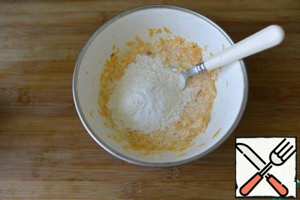 Put the flour with baking powder, mix.