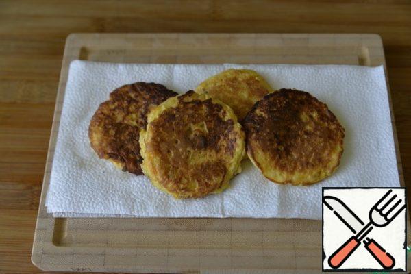 Put the finished pancakes on a napkin to remove excess fat.