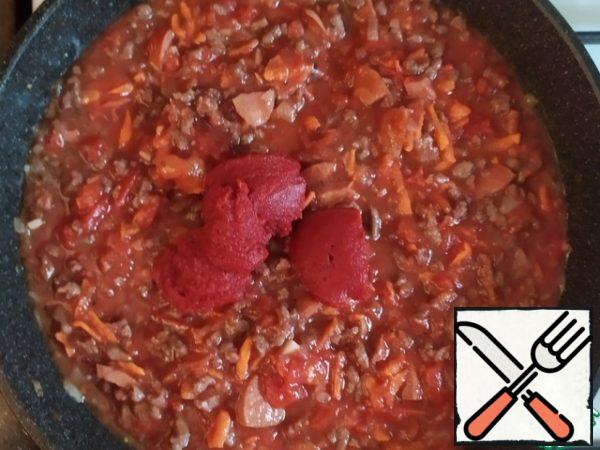 Add tomato paste. If there is a desire - and wine. Stir. Cook for about 15 minutes, until the mixture is reduced and thickened.