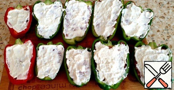 Mix cream and grated garlic. Spread the cream over the minced meat.
Bake in the oven for 40 minutes at 180 degrees.
