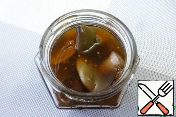 I opened a jar of pickled wild moss mushrooms. For such a forshmak, you can use canned mushrooms, you can put out fresh ones. But I like it pickled, they taste better.
Cut the mushrooms into small cubes.