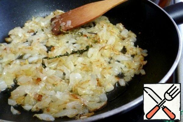 Cut a large onion and fry it in a mixture of butter and vegetable oil. For flavor, I put a sprig of thyme in the pan. Onions do not regret, it will only taste better!