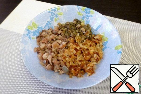 In a bowl, combine the cooled fried onions, chopped pickled mushrooms and herring. All components should be approximately the same amount.