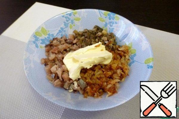 Add 2-3 tablespoons of soft butter to the forshmak. Season with black pepper. Stir to combine all the ingredients.
I don't add salt.