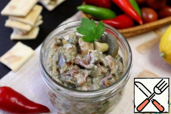 Give the mincemeat to stand for several hours. In the refrigerator, it will freeze slightly, but at room temperature it quickly departs.
