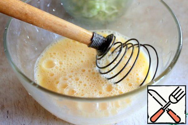 Beat eggs with salt and pepper with a whisk.