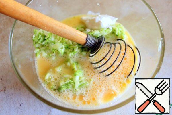Add the zucchini and cheese squeezed from the juice and mix.
