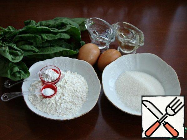 Prepare the necessary ingredients for the sponge cake. Pour boiling water over the spinach for 5-10 minutes, then squeeze, pour in the vegetable oil and beat with a blender until smooth.
Divide the eggs into whites and yolks.
