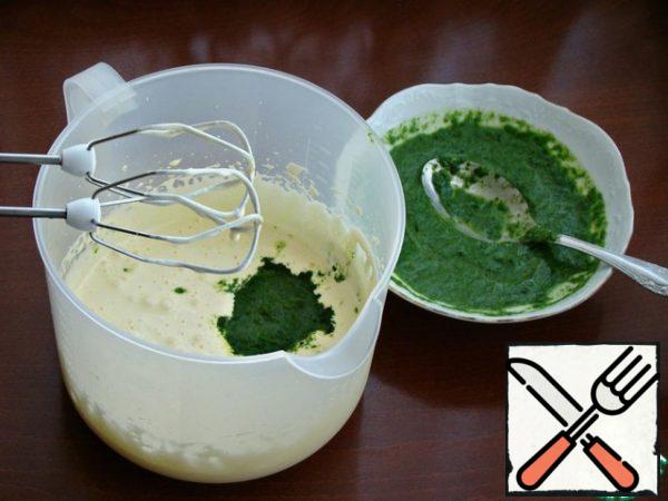 Add 1/3 of the sugar to the yolks and beat into a light fluffy mass, adding boiling water.
Add the spinach puree to the yolk mass and mix everything thoroughly.
Whisk whites with sugar until stable peaks.