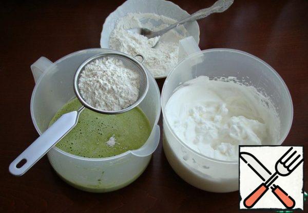 Add the flour sifted with baking powder and whipped whites to the yolk - spinach mass.
Mix the dough gently until smooth, pour it into a mold and put it in a preheated 170* oven for 30 minutes. Check the readiness of the sponge cake with a skewer.
Ready sponge cake to cool on the grill.