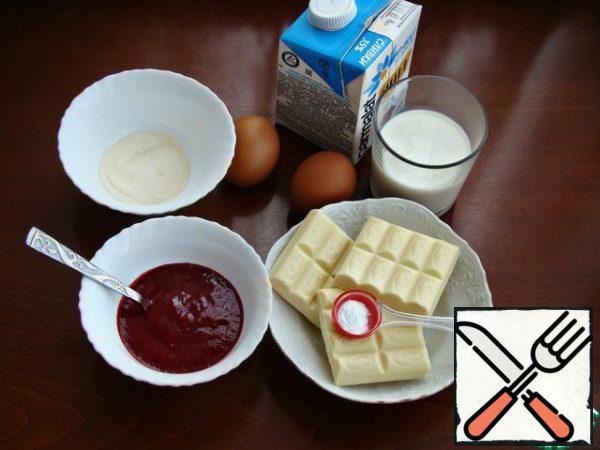 While the sponge cake cools, prepare the raspberry mousse. To do this, prepare the necessary ingredients.
Cook raspberries ( fresh or frozen) in a saucepan for 5 minutes with 1 tsp of sugar. Punch with a blender and RUB through a sieve.
Melt the white chocolate.
Soak gelatin ( 10 g) in a small amount of water.
