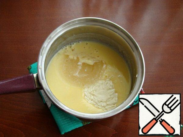 In a saucepan, heat the milk and half the sugar. In a bowl, mix the eggs with the second half of the sugar. Then pour a thin stream of hot milk to the eggs, stir quickly and pour the mixture back into the saucepan.
Stir until the mixture thickens. Remove from the heat, add the melted chocolate and swollen gelatin, mix everything and cool to room temperature.