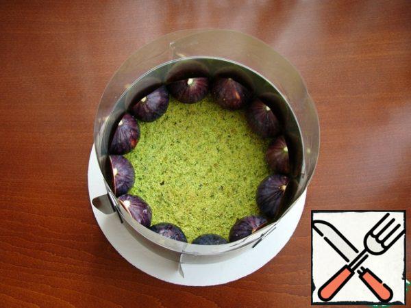 Cut the cooled sponge cake along the edge, set it on a dish with a pastry ring and acetate film. Put the Fig halves on the sponge cake in a circle.
