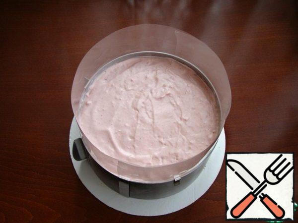 Pour the chocolate-raspberry mousse into the mold, trying to fill all the voids between the figs. Put in the refrigerator to solidify. (approximately 1 hour).
