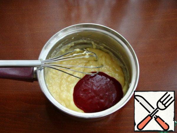 Add raspberry puree to the cooled chocolate mass and mix until smooth.
Beat 400 ml of cold cream to soft peaks. Cream parts gently stir in the chocolate-raspberry mass.