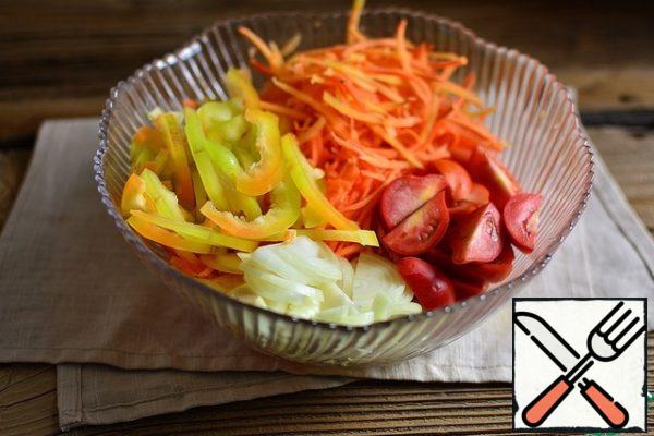 Carrot cut into thin strips, as well as pepper, onion-half rings, tomato and garlic slices.
