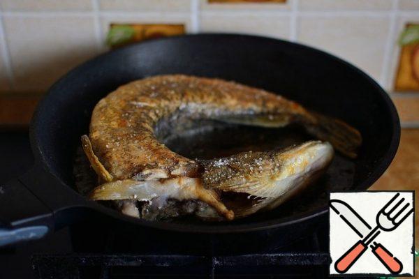 If you want beautiful - guests, then cook whole. Roll the pike in flour and fry in preheated oil on both sides.
