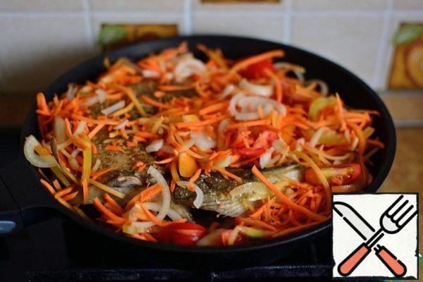 Put the vegetables in the pan with the pike.