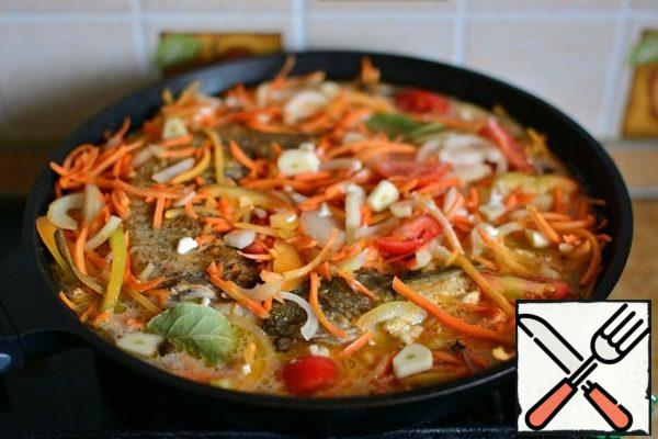 For the marinade, mix the liquid ingredients, pour the contents of the pan, add all the other spices, add salt if necessary.